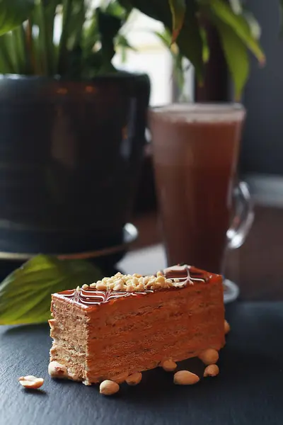 Pastayı tabağa koy, kapat.  