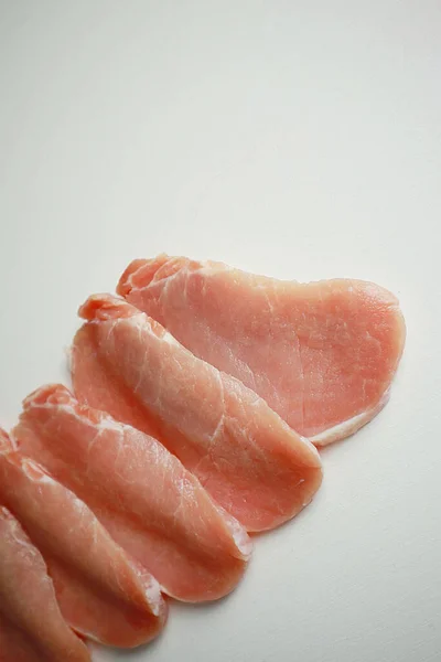  Beyaz arka planda baharatlı dilimlenmiş çiğ et.