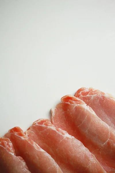  Beyaz arka planda baharatlı dilimlenmiş çiğ et.