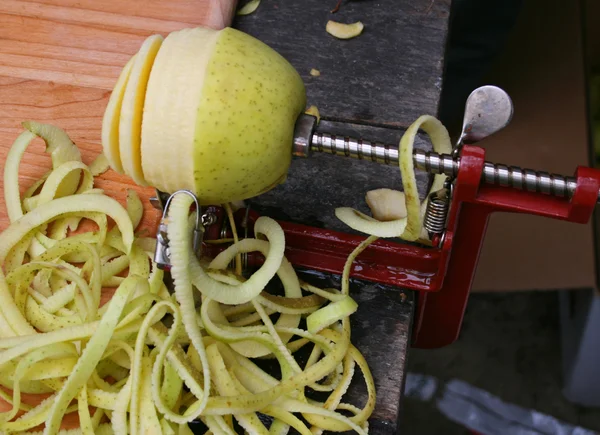 Pelador de manzana con manzana medio pelada —  Fotos de Stock