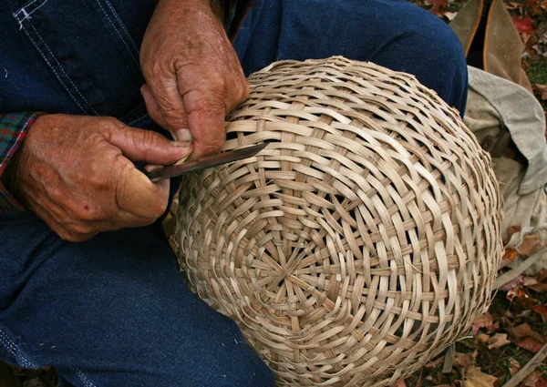 Elaboración de canasta de mimbre a la antigua —  Fotos de Stock