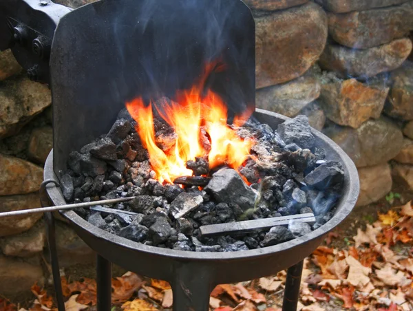 Traditional Blacksmith 's Portable Forge — стоковое фото