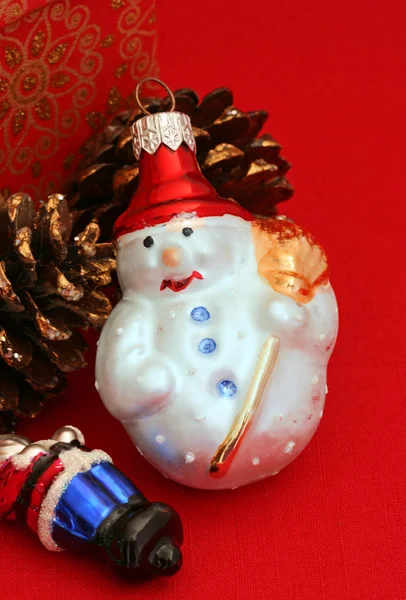 Boneco de neve ornamento de Natal no vermelho — Fotografia de Stock