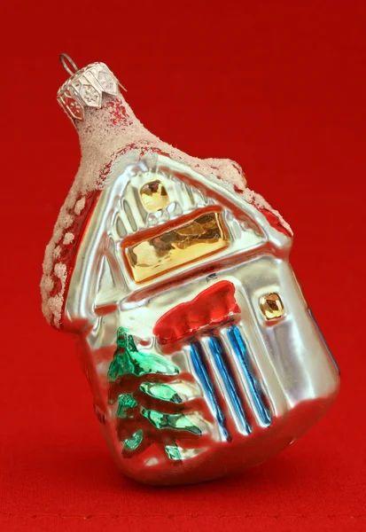 Kleine huis kerst ornament met rood — Stockfoto