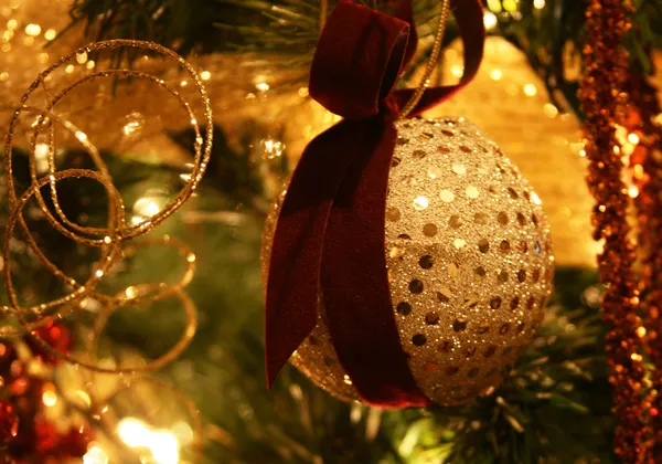 Adorno de Navidad de oro colgando de un árbol —  Fotos de Stock