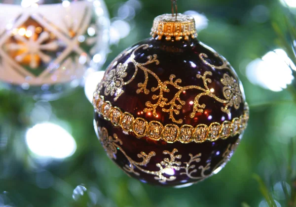 Bola de Navidad púrpura en el árbol — Foto de Stock