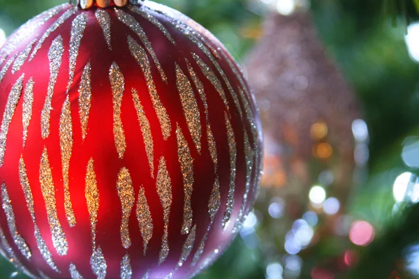 Gran bola de Navidad de brillo rojo en el árbol — Foto de Stock