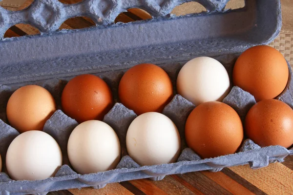 Uova di pollo biologiche in cartone — Foto Stock