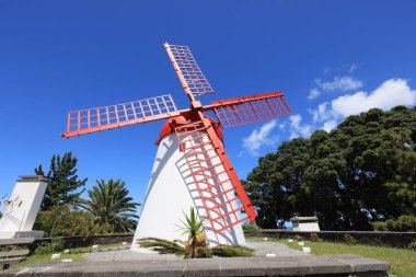 Sao Miguel adasının karakteristik yel değirmeni, Azores