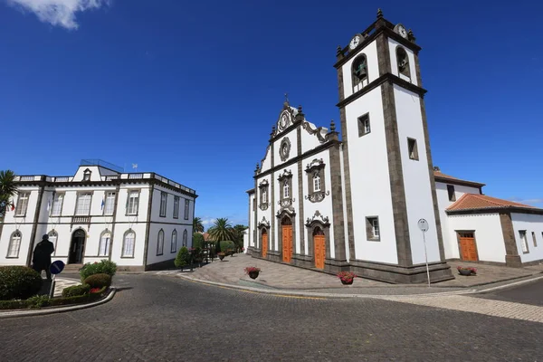 Plaza de la República con la iglesia de San Jorge en Nordeste, Isla de San Miguel, Azores — Foto de Stock