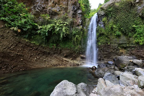 Cachoeira idílica perto de Furnas, Ilha de São Miguel, Açores — Fotografia de Stock