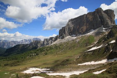 Giau geçidi ve Formin Dağı arasındaki yol boyunca Dolomitlerin manzarası