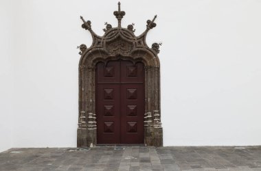 Sao Sebastiao, Sao Miguel Adası, Azores kilisesinin kapılarından birinde süslemeler var.