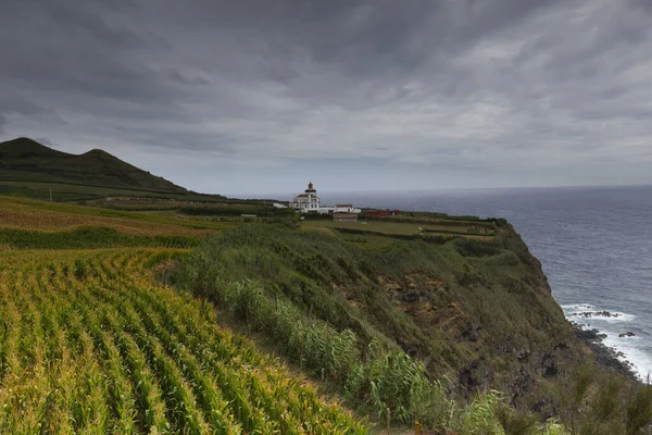A costa com o farol da Ponta da Ferraria, Ilha de São Miguel, Açores — Fotografia de Stock