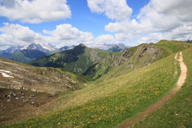Giau geçidi ve Formin Dağı arasındaki yol boyunca Dolomitlerin manzarası