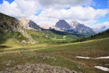 Arka planda Tofane olan Dolomitlerin manzarası