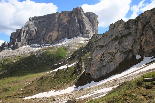 Landskap av Dolomiterna längs stigen mellan Giau passet och Forminberget — Stockfoto