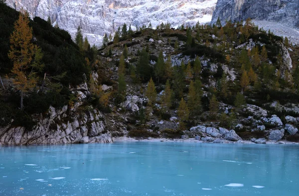O lago Sorapiss congelado, montanhas Dolimiti, Itália — Fotografia de Stock