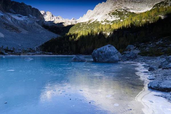 얼어붙은 소라 파스 호수, 이탈리아 도 리메 티 산맥 — 스톡 사진