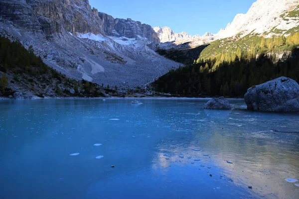 El lago Sorapiss congelado, montañas Dolimiti, Italia —  Fotos de Stock