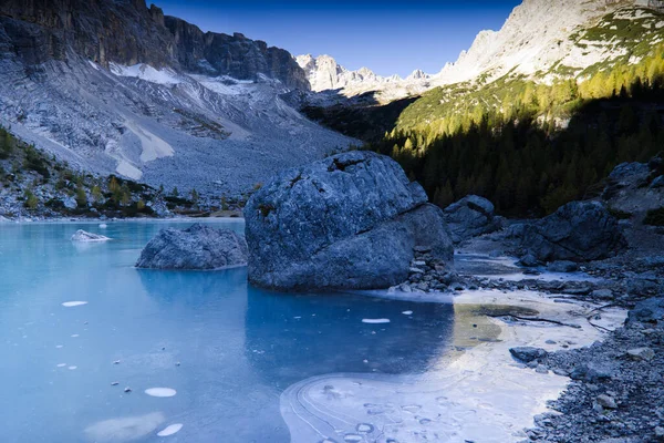 O lago Sorapiss congelado, montanhas Dolimiti, Itália — Fotografia de Stock