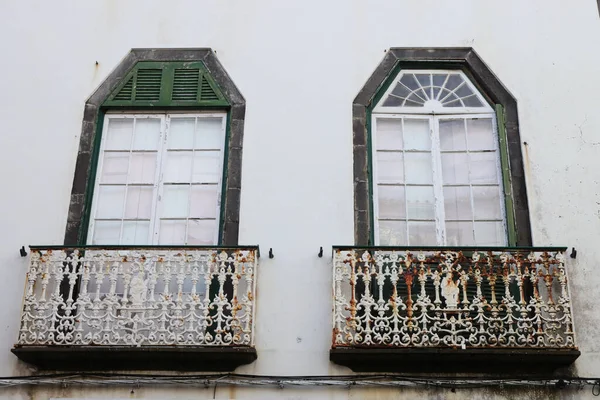 Окна с балконами во дворце в городе Орта, Фаял-Айленд, Азорские острова — стоковое фото