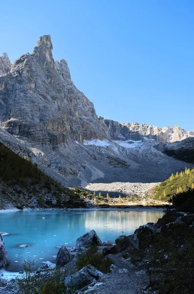 Lago Sorapis com a montanha o Dedo de Deus no fundo, Dolomitas, Itália — Fotografia de Stock