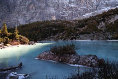Sorapis Gölü 'nde sonbahar, Dolomitler, İtalya