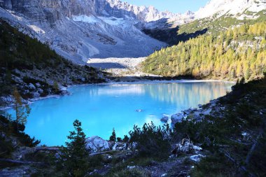 Sorapis Gölü 'nde sonbahar, Dolomitler, İtalya