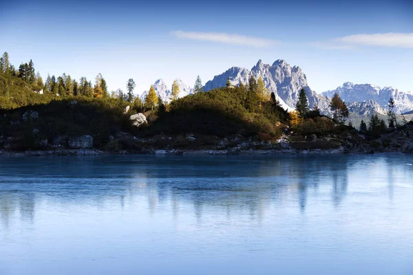 Outono no lago Sorapis, Dolomites, Itália — Fotografia de Stock