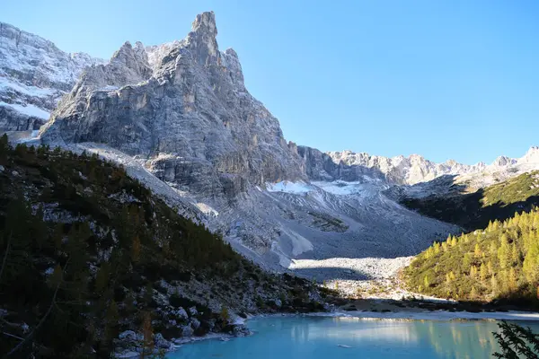Lago Sorapis con la montaña el dedo de Dios en el fondo, Dolomitas, Italia —  Fotos de Stock