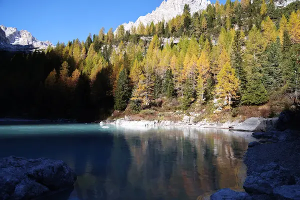 Outono no lago Sorapis, Dolomites, Itália — Fotografia de Stock