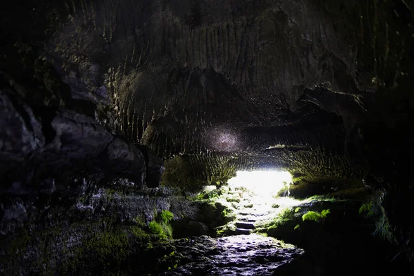 De tunnel van Lava Furna De Frei Matias, eiland Pico, Azoren — Stockfoto