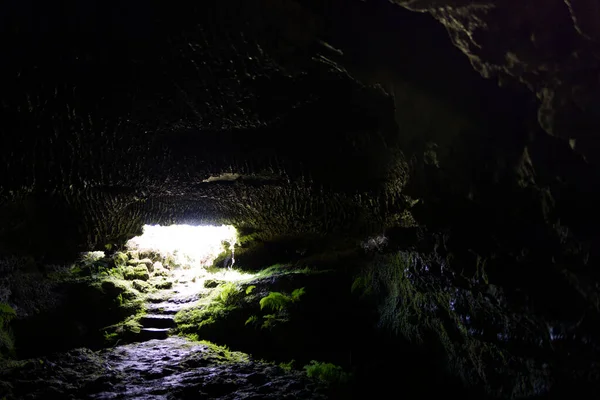 O túnel da Lava Furna De Frei Matias, ilha do Pico, Açores — Fotografia de Stock