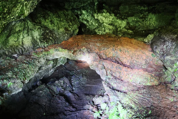 De tunnel van Lava Furna De Frei Matias, eiland Pico, Azoren — Stockfoto