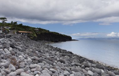Pico, Azores adasındaki çakıl taşı plajı.