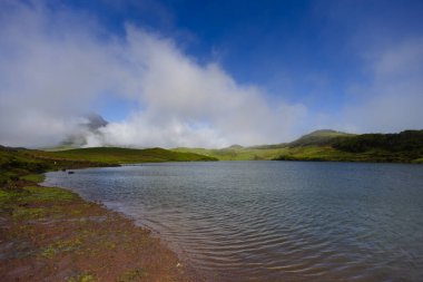 Arka planda Pico Dağı ile Lagoa Do Capitao, Pico Adası, Azores