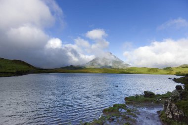 Arka planda Pico Dağı ile Lagoa Do Capitao, Pico Adası, Azores