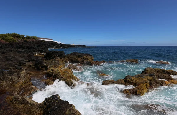 Pico, Azores adasının kıyılarındaki lav oluşumları. — Stok fotoğraf