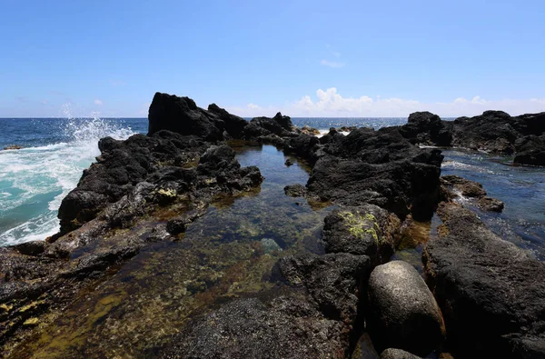 Pico, Azores adasının kıyılarındaki lav oluşumları. — Stok fotoğraf