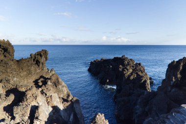 Pico, Azores adasının kıyılarındaki lav oluşumları.