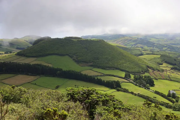 Typische Landschaft der Insel Sao Jorge, Azoren — Stockfoto