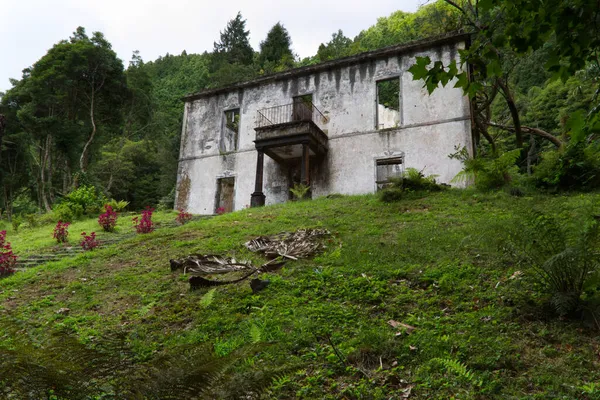 Ruínas da antiga villa no parque de Grena, ilha de São Miguel, Açores — Fotografia de Stock