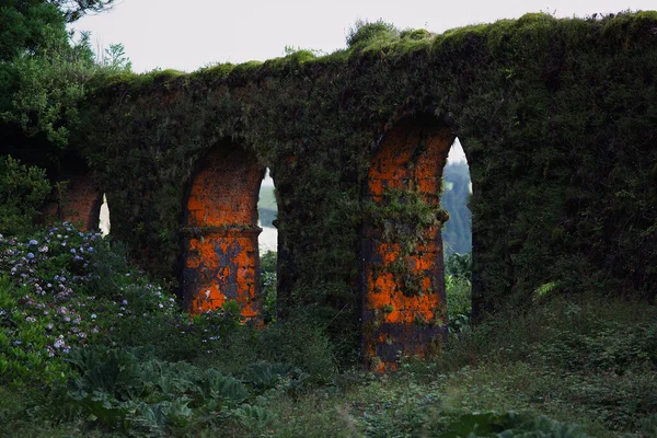 Acueducto antiguo, Isla de Sao Miguel, Azores — Foto de Stock