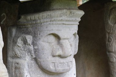 San Agustin, Kolombiya arkeoloji parkında taş kafa.