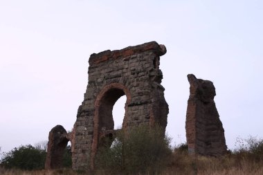 Roma 'daki su kemerlerinin parkındaki harabeler gün batımında, İtalya