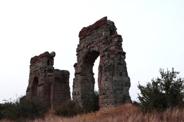Roma 'daki su kemerlerinin parkındaki harabeler gün batımında, İtalya