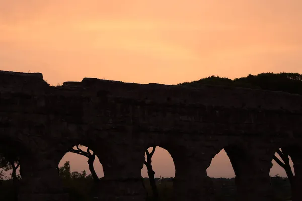 Roma 'daki su kemerlerinin parkındaki harabeler gün batımında, İtalya — Stok fotoğraf
