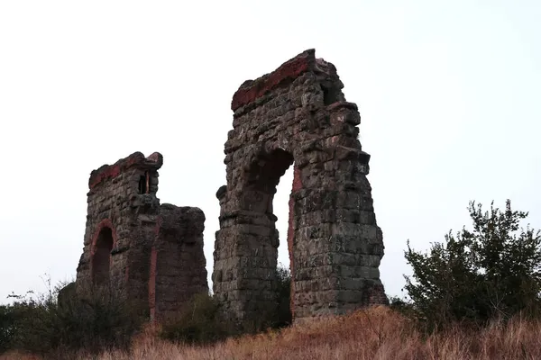 Ruinas en el parque de los acueductos en Roma al atardecer, Italia — Foto de Stock