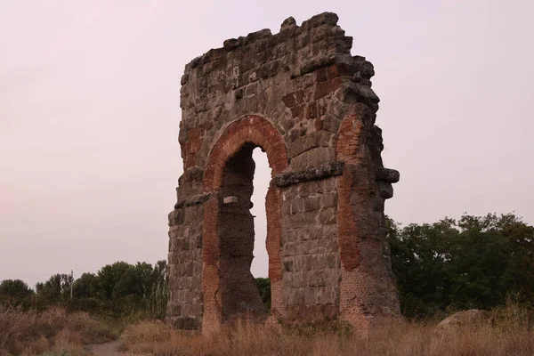 Ruinas en el parque de los acueductos en Roma al atardecer, Italia —  Fotos de Stock